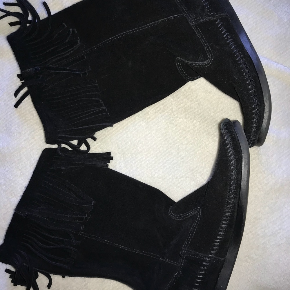 Minnetonka black slouchy fringe boot